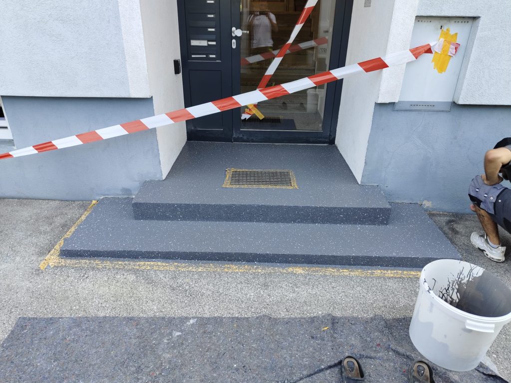 Funktionalität & Sicherheit von Böden: Rutschhemmung, UV-Schutz 2 PU-Beschichtung auf Betonstufen